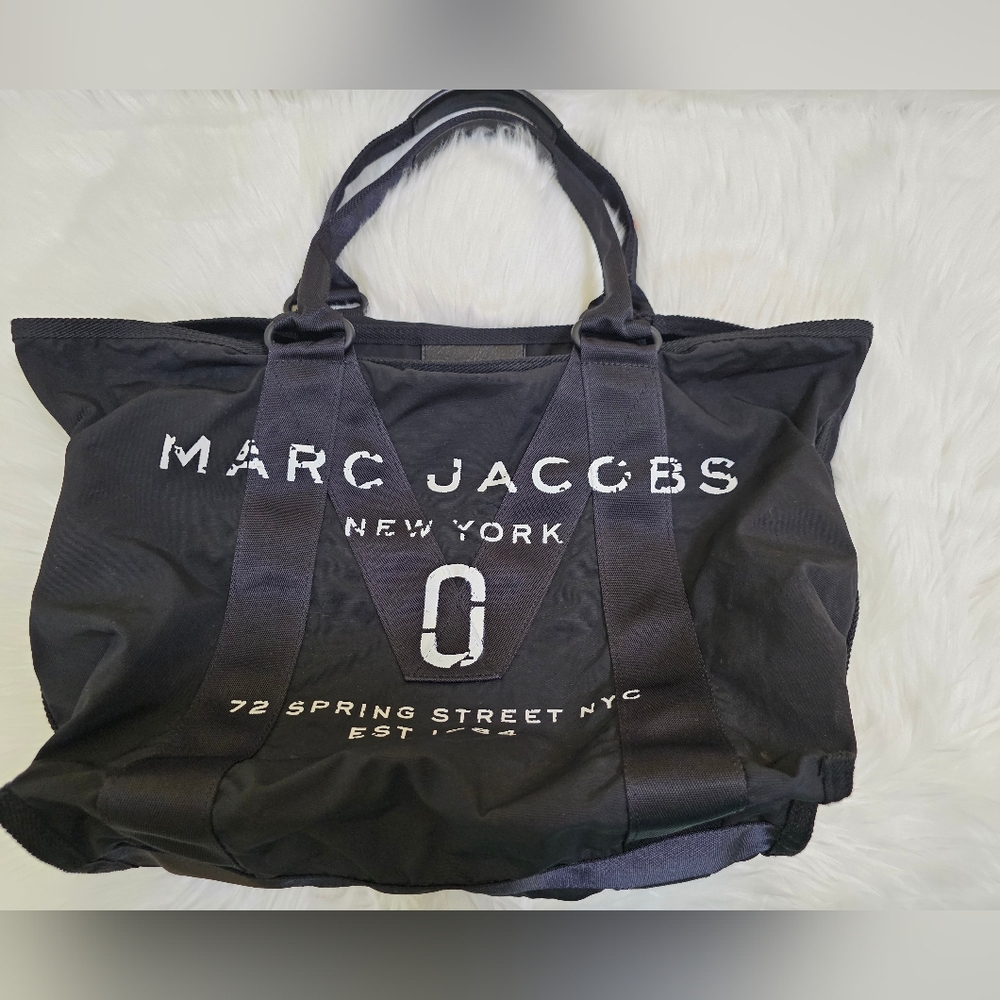 THE MARC JACOBS Logo Canvas Tote - Picture 16 of 17